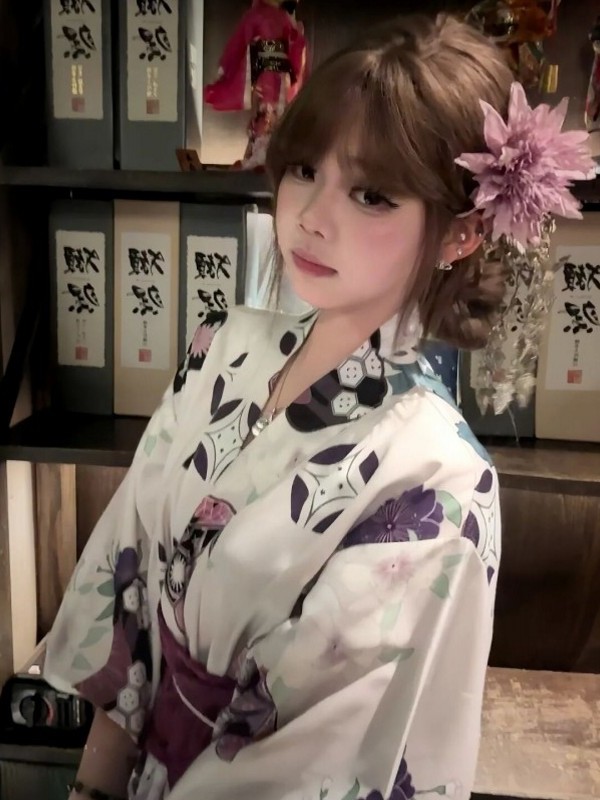Japanese Women Formal Wear - Traditionele paarse kimono-badjas voor dames Fotografie